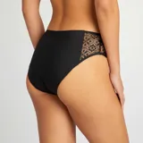 Braguita menstrual negra de flujo ligero, con paneles laterales de encaje floral.