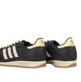 Championes Adidas SL 72 OG W con diseño de piel de serpiente en tonos marrones, franjas laterales blancas en zigzag y suela de goma dentada color caramelo.