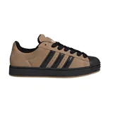 Championes Adidas Superstar ST, color marrón tostado con detalles en negro. Presentan el diseño icónico de la puntera de goma, tres tiras laterales en negro y suela de goma resistente.