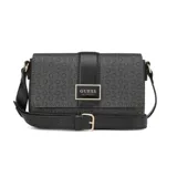 Cartera tipo bandolera Guess modelo Isabella, color negro con estampado de monograma de la marca. Presenta estructura rígida, solapa frontal con detalle de placa metálica dorada con logo y correa ajustable de cuero sintético.