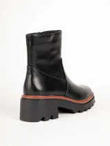 Bota de cuero color marrón con suela track y taco cuadrado acanalado.
