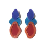 Par de aros colgantes con formas geométricas abstractas en colores azul, celeste, naranja y rojo.