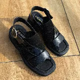 Sandalias bajas de cuero vacuno color beige, con tiras cruzadas en el empeine y ajuste con hebilla lateral.