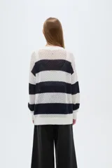 Sweater de tejido de punto calado con diseño a rayas horizontales en color blanco y azul marino, cuello redondo y mangas largas.