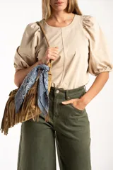 Remera de algodón negro con mangas cortas abullonadas, cuello redondo y costura central frontal.