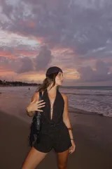 Short tiro bajo color marrón con lurex y cordones para ajustar.