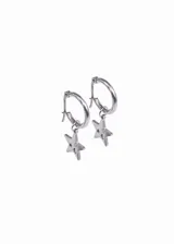 Par de aros dorados tipo argolla con dije de estrella calada.