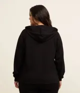 Campera deportiva negra con capucha ajustable con cordones, cierre frontal con cremallera, bolsillos tipo canguro y mangas raglán. Confeccionada en poliviscosa.
