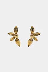 Pendientes metálicos dorados con diseño de flor en relieve y acabado texturizado.