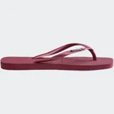 Ojotas Havaianas modelo Slim Square con puntera cuadrada, correas finas y logo metálico aplicado.