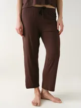 Pantalón para dormir de pierna recta, confeccionado en viscosa suave y liviana. Cuenta con cintura elastizada y cordón ajustable a tono.