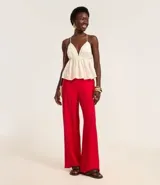 Pantalón wide leg de sastrería color rojo, con cintura alta, elástico en la parte posterior y cierre lateral.