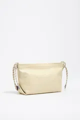 Bolso de hombro mediano de piel color beige, con cierre de cremallera, asas de cordón ajustable y logo grabado en el frente.