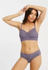 Soutien bralette de encaje floral color lila y micro tul, marca Montelle. Abrocha detrás en tres posiciones.