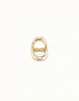 Anillo dorado con diseño de eslabón.