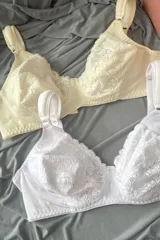 Kit de dos soutiens semi reductores con diseño sin aro y detalles de encaje en las copas. Cuentan con tirantes anchos y acolchados para mayor soporte y comodidad. Incluye un soutien blanco y un soutien beige.