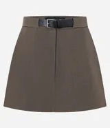 Short pollera de sastrería color marrón, de corte recto y estilo alfatado, con cierre tradicional y bolsillos. Incluye cinturón desmontable de poliuretano.