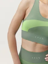 Top deportivo seamless bicolor de sujeción media alta. Tejido Fit_tech con tecnología 3D y patrón clásico en rib para un mayor ajuste.