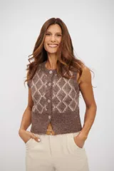 Chaleco de punto color marrón con patrón geométrico de rombos en color beige. Presenta cuello redondo, cierre frontal con botones y diseño sin mangas.