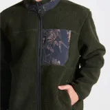 Campera de polar tipo borrego en color verde oscuro, con cierre frontal completo, cuello alto y bolsillo en el pecho con cierre y detalle estampado en contraste.