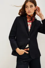 Saco tipo blazer de denim oscuro, con solapas, un botón frontal y bolsillos de ojal.