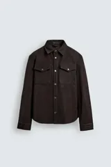 Sobrecamisa de corte relajado confeccionada en tejido efecto piel color marrón oscuro. Presenta cuello solapa, cierre frontal con botones metálicos, mangas largas con puños abotonados y dos bolsillos de plastrón con solapa en el pecho.