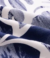 Remera masculina blanca de manga corta y cuello redondo, con estampa en la espalda de una tabla de surf, olas y la inscripción "Horizons".