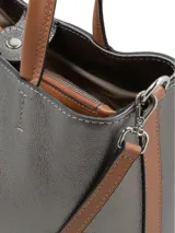 Cartera tipo shopper color plomo con asas de mano y correa larga ajustable en tono tostado.