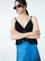 Top azul con breteles finos, escote en V y detalle de volado en el bajo busto.