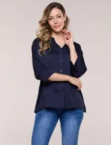 Camisa de satén azul marino con cuello mao, escote en V y mangas tres cuartos con hombro caído. Presenta silueta holgada, cierre frontal con botones y ruedo asimétrico.