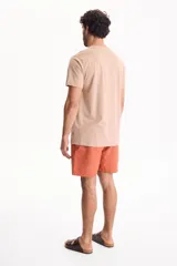 Remera básica de algodón color blanco, con cuello redondo y mangas cortas.