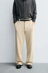 Pantalón de corte wide fit confeccionado en pana de algodón color marrón oscuro. Presenta bolsillos frontales, bolsillos traseros de vivo con botón y cierre frontal con cremallera y botón.