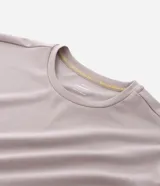 Remera deportiva Get Over de color azul marino, confeccionada en tech fleece con tecnología dry de secado rápido, cuello redondo y manga corta, de corte holgado.