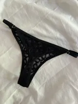 Bombacha colaless de encaje negro con tiras regulables.