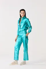 Pantalón de lino metalizado color turquesa, de corte clásico, tiro medio, piernas rectas y bolsillos laterales.