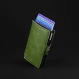 Billetera tipo tarjetero de cuero negro con caja de aluminio interna y sistema de deslizamiento para tarjetas. Cuenta con cierre mediante broche a presión.