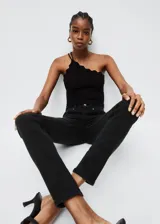 Jeans pushup de corte skinny y tiro bajo, confeccionados en tejido elástico de mezcla de algodón. Presentan diseño de cinco bolsillos, trabillas para cinturón y cierre frontal con cremallera y botón.