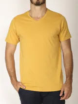 Remera de manga corta color amarillo mostaza con cuello en V.