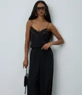 Pantalón modelo aladino de corte holgado, confeccionado en crepé negro. Presenta cintura elástica y puños elásticos en el bajo, con un diseño de volumen tipo globo.