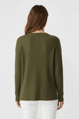 Sweater negro de viscosa, tejido acanalado, de manga larga y cuello redondo.