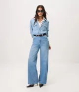 Pantalón wide leg de tiro alto confeccionado en jean de algodón de calce amplio y relajado, con bolsillos delanteros y traseros.