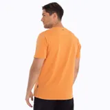 Remera de manga corta color naranja, con cuello redondo y bolsillo abierto en el pecho.