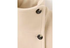Abrigo midi de paño en color beige, con cuello alto, cierre frontal de botones oscuros y bolsillos laterales.