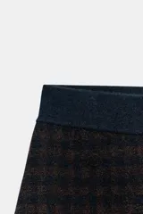 Falda corta de punto con diseño de cuadros, corte evasé y cintura elástica.