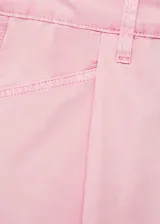 Short de tiro medio confeccionado en algodón estilo denim, con diseño recto, cierre frontal de cremallera y botón, trabillas para cinturón, dos bolsillos delanteros y dos bolsillos de parche en la parte posterior.