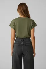 Remera de algodón blanca de manga corta con cuello redondo y detalle de bordado floral en la parte superior del pecho.