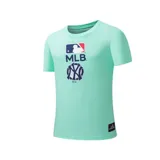 Remera color aqua de manga corta y cuello redondo, con estampado frontal del logo de la MLB y de los New York Yankees.