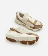 Championes estilo dad sneaker color beige, blanco y marrón, con cordones y suela alta.