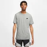 Remera Nike Sportswear Club de color gris melange, con diseño clásico, cuello redondo y el logotipo de Nike Futura bordado en negro en el pecho.