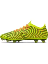 Championes de fútbol Under Armour modelo Shadow Elite 4 Mach FG, en color salmón con detalles en negro y amarillo flúor. Presentan empeine con microestructura, cuello elástico de punto y placa de fibra de carbono para mayor agilidad y velocidad en césped natural.